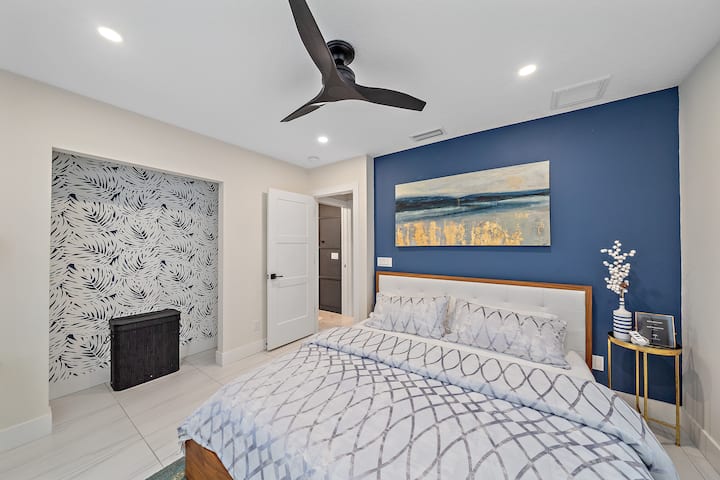 Chumba hiki cha kulala cha mbele ndicho kilicho karibu zaidi na mlango wa mbele; kitanda ni godoro la ukubwa wa kifalme la Tuft na Needle, mashuka ni nyuzi 650 zinazohesabiwa pamba ya Misri na kifuniko cha duvet na shams za mto ni chapa ya Macy ya Mkusanyiko wa Hoteli ya kifahari.