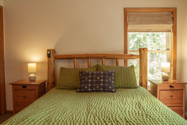 图中未显示，衣柜可通往全功能卫生间、拱形天花板和吊扇。