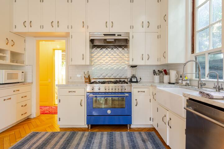 Secluded Garden Oasis- Centrally located gallery image 4