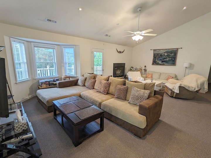 Cheerful 4br Water View Lakehouse With Dock & More - アンナ湖, VA