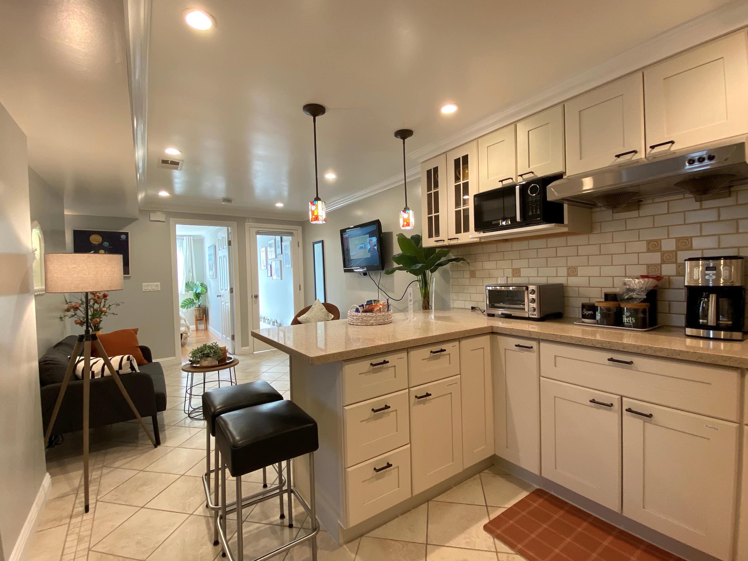 Cozy 3/2 private unit with charming yard relax - Image 1