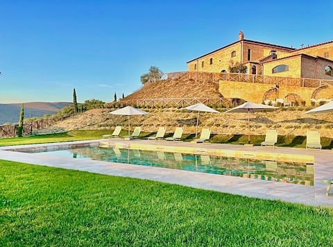 Beautiful 8 bedroom Tuscan villa with private pool