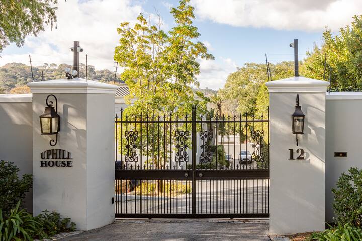 Luxury 5-Bedroom Villa in Upper Constantia gallery image 5