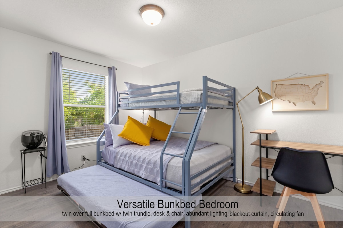 Krevat dopio mbi krevat marinari të plotë dhe krevat dopio "pullout" ofrojnë shumë fleksibilitet për rregullimin e fjetjes. Jastëkë të fortë dhe të butë në krevat të plotë. Jastëk dhe batanije për krevat tërheqës janë në dollap. Tavolinë dhe karrige për të punuar. Qarkulluesi i ajrit të mban të freskët.