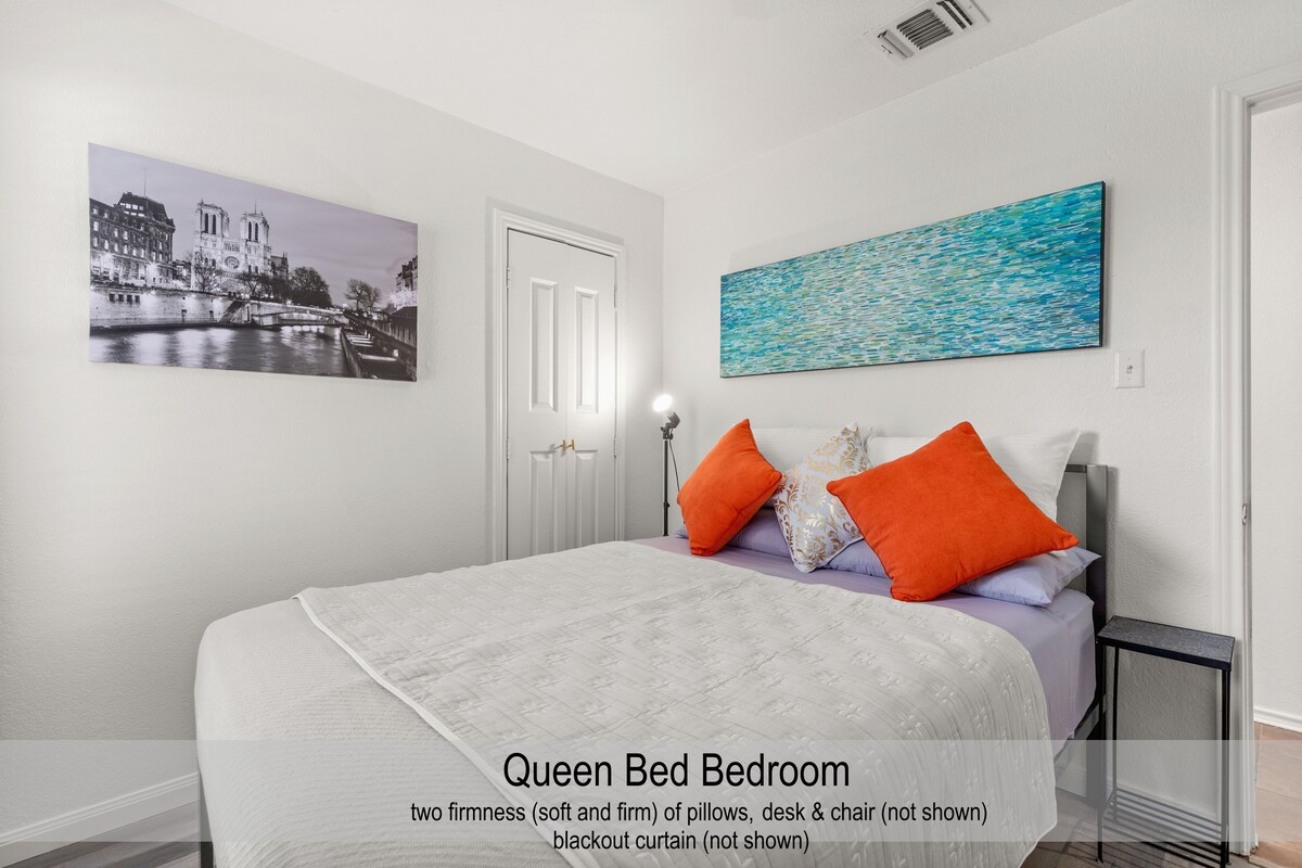 Dhomë gjumi dopio "queen" e pajisur me qëndrueshmëri të ndryshme (të fortë dhe të butë) me jastëkë, tavolinë pune dhe karrige (nuk shfaqet), perde të errëta (nuk shfaqen).