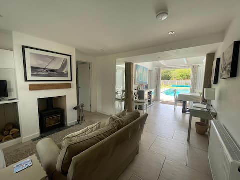 Successful Airbnb property: Cosy cottage in nature reserve with heated pool. in Lymington And Pennington