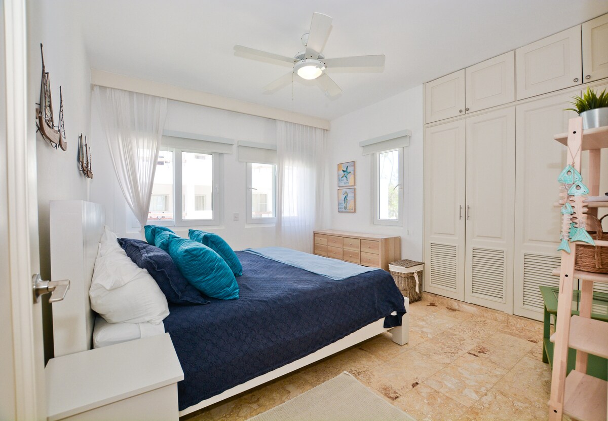 เตียงคิงไซส์ที่ทำเองในแต่ละห้องมีพื้นที่ตู้เสื้อผ้ามากมายเครื่องปรับอากาศและพัดลมเพดานในทุกห้อง มีห้องน้ำในตัว 2 ห้องและในห้องนอนนี้อยู่ติดกัน