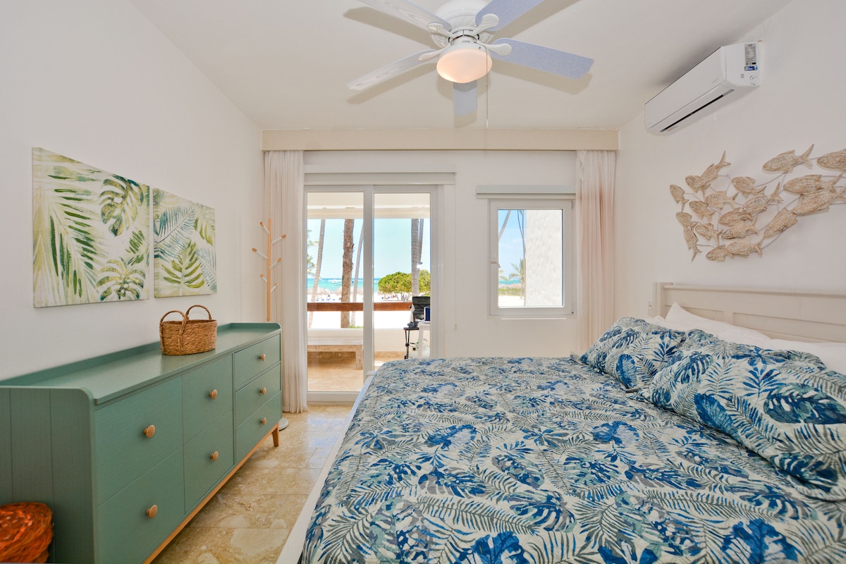 ห้องนอนใหญ่พร้อมวิวทะเลที่สวยงามและห้องน้ำในตัว มีตู้เสื้อผ้าและพื้นที่เก็บของมากมายพร้อมตู้นิรภัยขนาดแล็ปท็อป พัดลมเพดานและเครื่องปรับอากาศเพื่อความสะดวกสบายของคุณ 