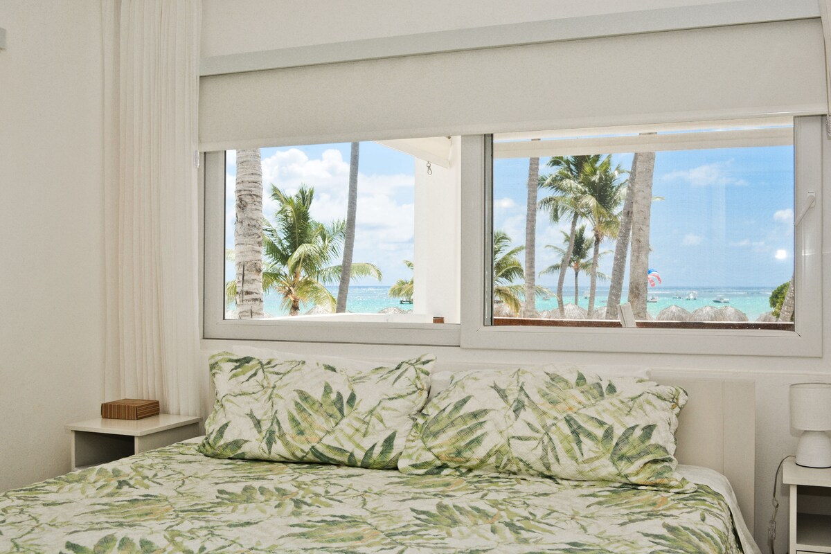 ห้องนอนที่ 2 มีวิวชายหาดที่น่าทึ่งและห้องน้ำในตัว เตียงขนาดคิงไซส์และที่นอนใหม่ล่าสุดช่วยให้คุณสะดวกสบาย มีลมทะเลมากมายที่นี่หรือคุณสามารถใช้พัดลมภายในห้องพักและเครื่องปรับอากาศได้