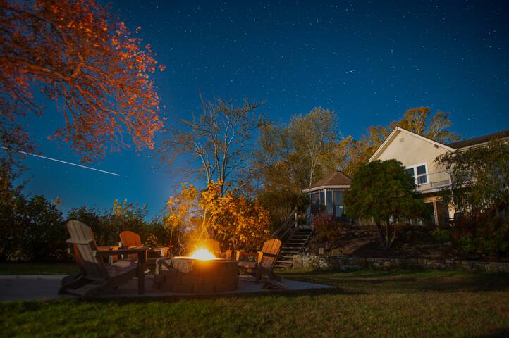 2 Acre Lakefront Getaway (Kayak/Firepit/Fishing) gallery image 5