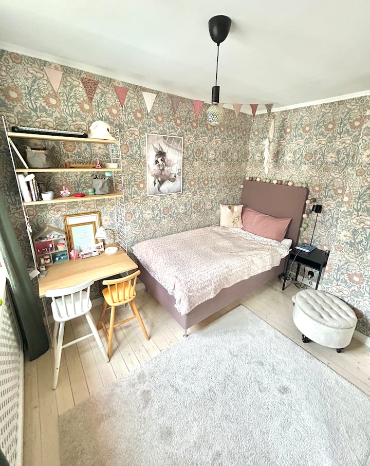 Dhoma e gjumit 3 me krevat tek 105 cm. Hapësira e punës dhe magazinimi i rrobave/gardëroba.