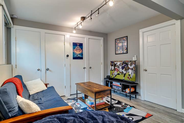 La sala giochi è uno spazio divertente con un biliardino, PS4, TV, freccette, una slot machine per abilità, giochi arcade e una varietà di giochi da tavolo, perfetti per l'intrattenimento e il relax