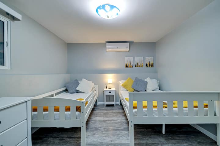 Ogni camera da letto offre un'atmosfera accogliente con letti comodi, assicurando una notte di sonno ristoratore