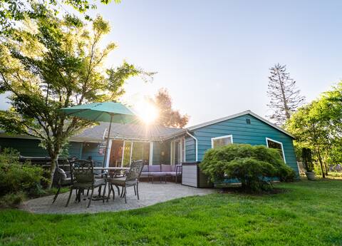 North Bend Retreat - w/hot tub and views of Mt Si