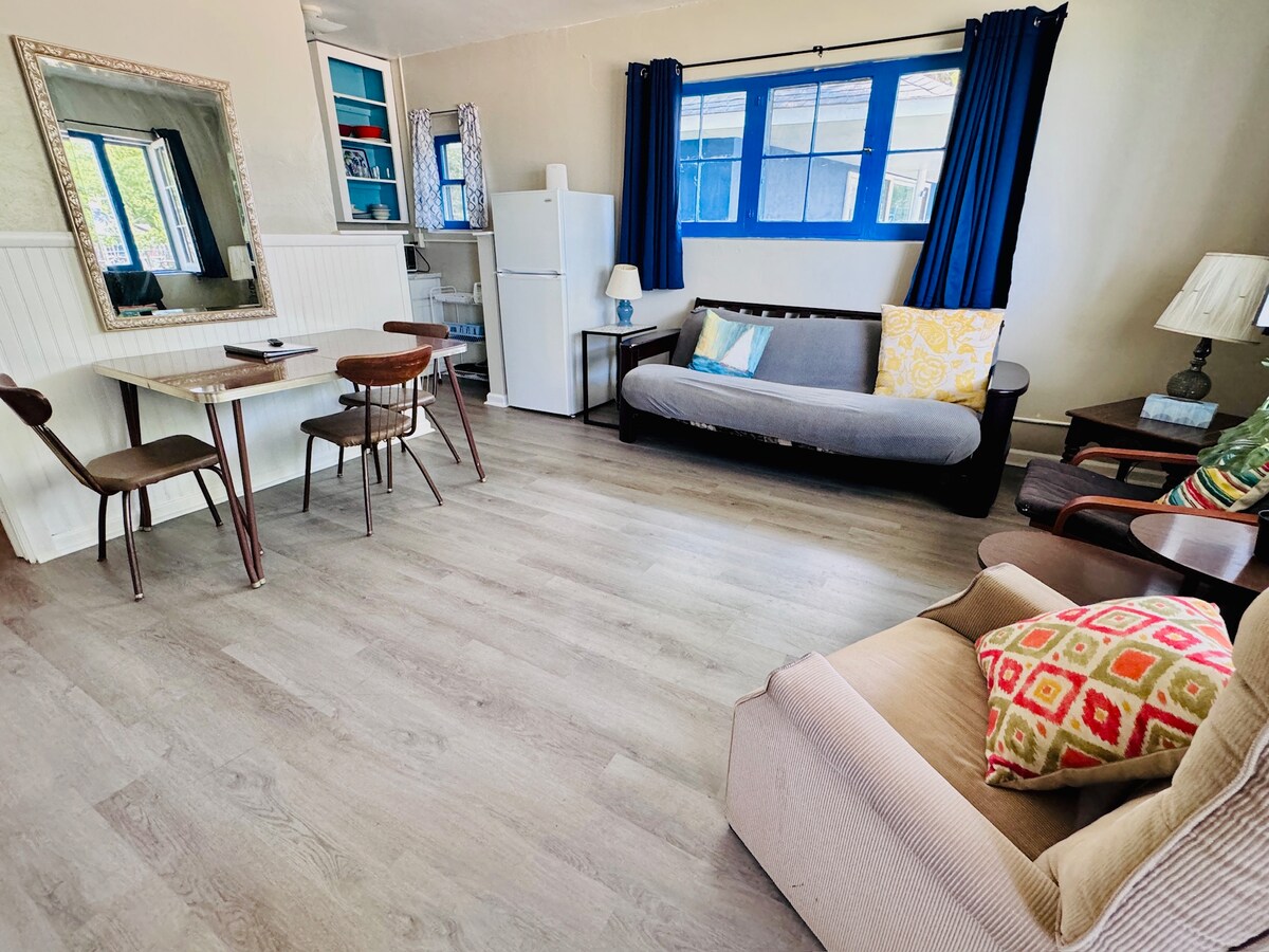 Ბრტყელეკრანიანი ტელევიზორი და ფუტონი საცხოვრებელ სივრცეში.