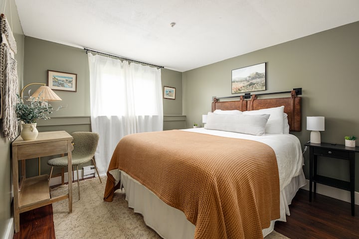 - Dhomë gjumi komode me tone të buta dhe shtroja të ngrohta për gjumë të qetë  
- Ka dritë natyrale dhe dekor magjepsës për një atmosferë mikpritëse  
- Pushim ideal pas një dite të gjatë eksplorimi të atraksioneve në afërsi