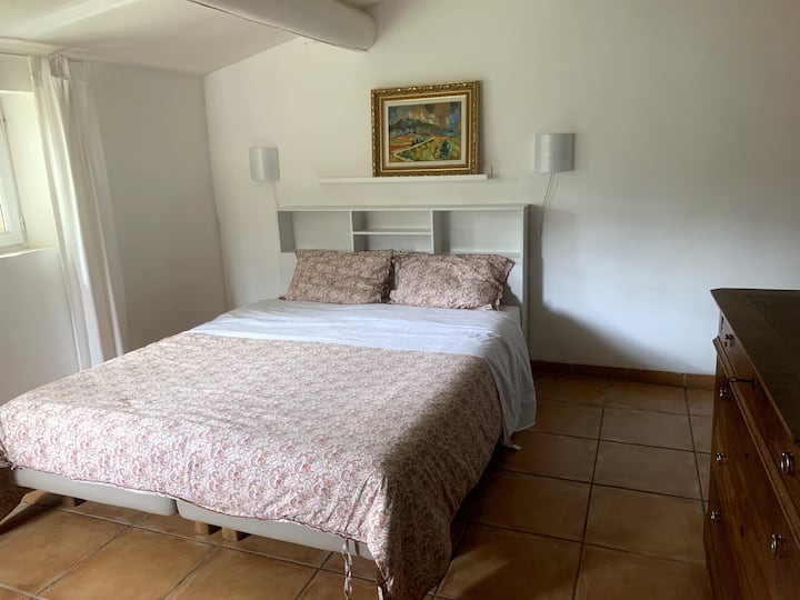 Spavaća soba 1, zapadna strana, s pogledom na Luberon. Privatna kupaonica s kadom.