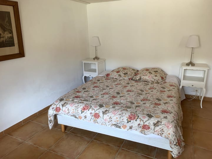 Spavaća soba 2, pogled na sjevernu stranu. Privatna kupaonica s tuš-kadom.