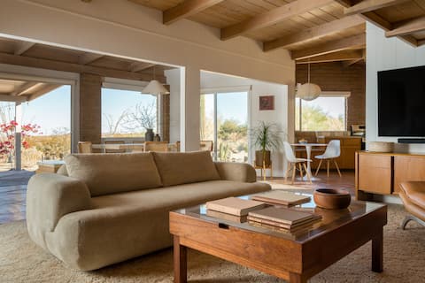 Top Airbnb: Designer's Mid-Century 1-Acre Desert Retreat in Borrego Springs