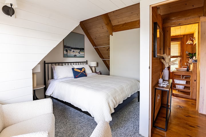 Guest bedroom – Queen bed