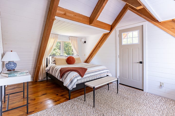 Family bedroom – Queen + Single