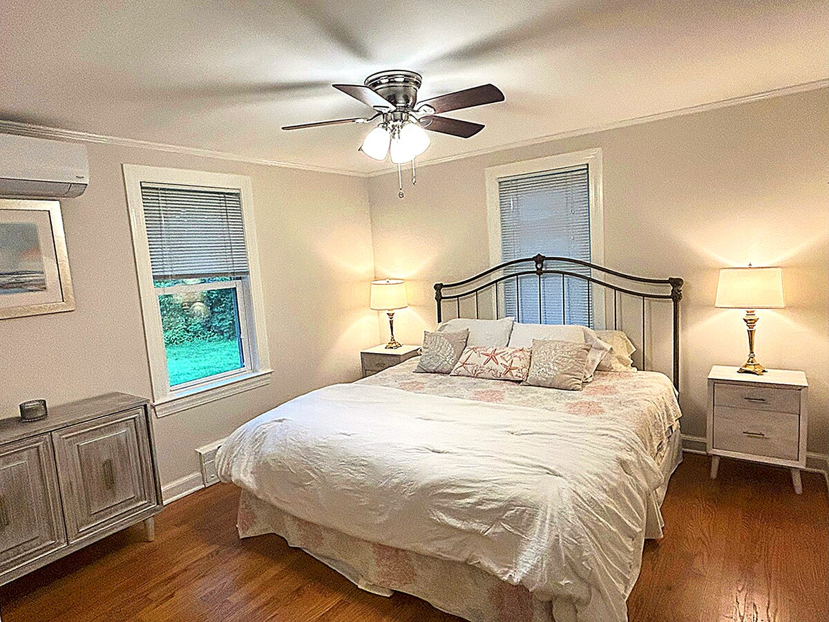 Cama tamaño king de espuma viscoelástica. Ventilador de techo y aire acondicionado. Armario espacioso más gabinete de almacenamiento. 