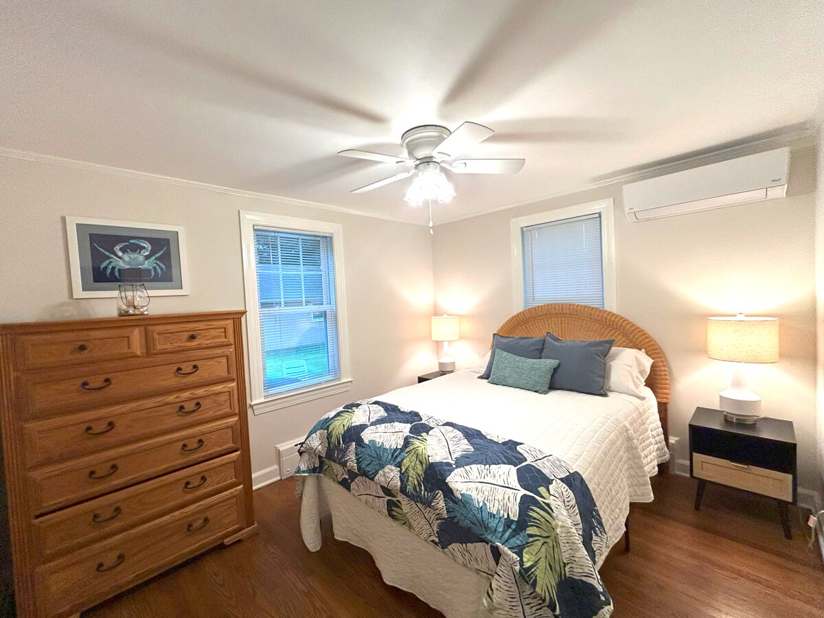 Cama tamaño queen con colchón con la parte superior acolchada, ventilador de techo y aire acondicionado. Armario y cómoda.