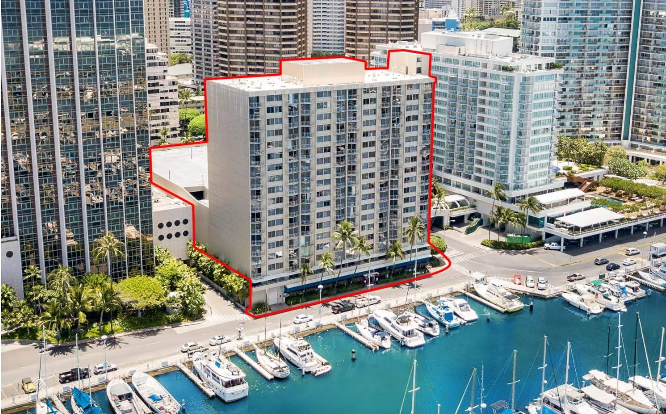 Condo in Honolulu · ★4.73 · 1 bedroom · 2 beds · 1 private bath - Image 11