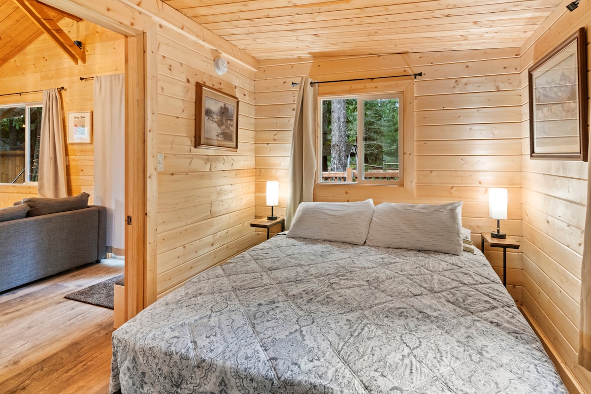 Zhytu në rehatinë maksimale në krevatin tonë dopio "queen" me një dyshek hibrid krejt të ri të projektuar për net të qeta dhe ëndrra të ëmbla. 