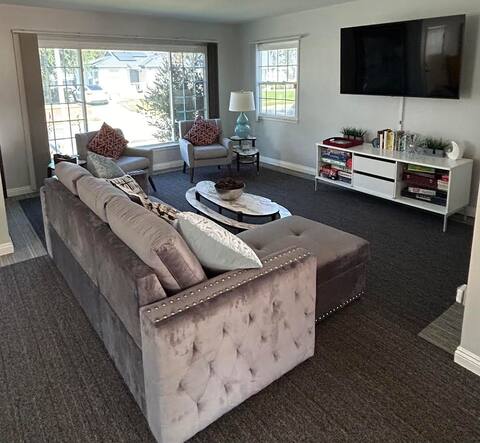 Cozy and Clean 2-Bedroom Lakewood Home