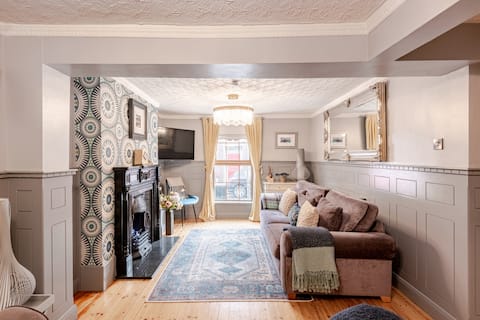 Top performing Airbnb: Derry City Centre Townhouse & Garden sleeps 8 in Foyleside