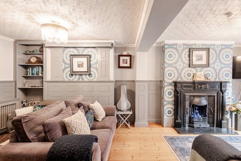 Derry City Centre Townhouse & Garden sleeps 8