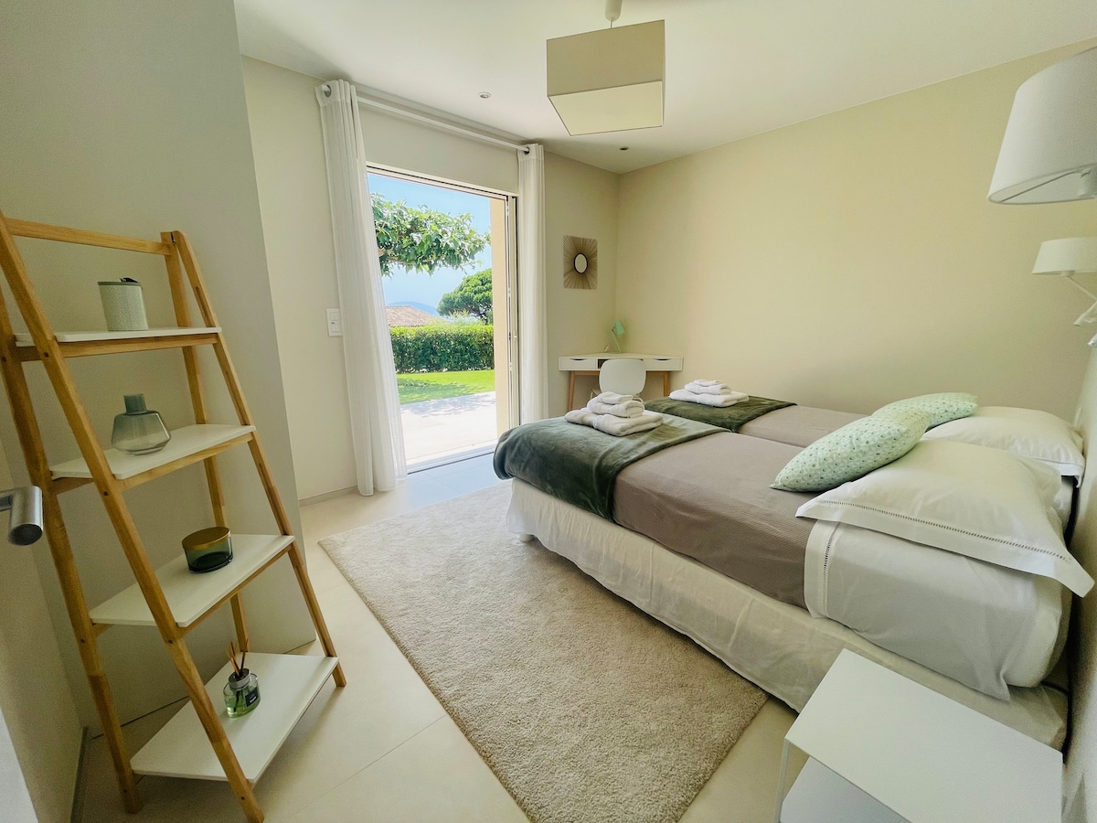 2号卧室（绿色）位于一楼。
她与3号卧室共用附近的卫生间。
床是模块化的（2x90厘米或1x180厘米）