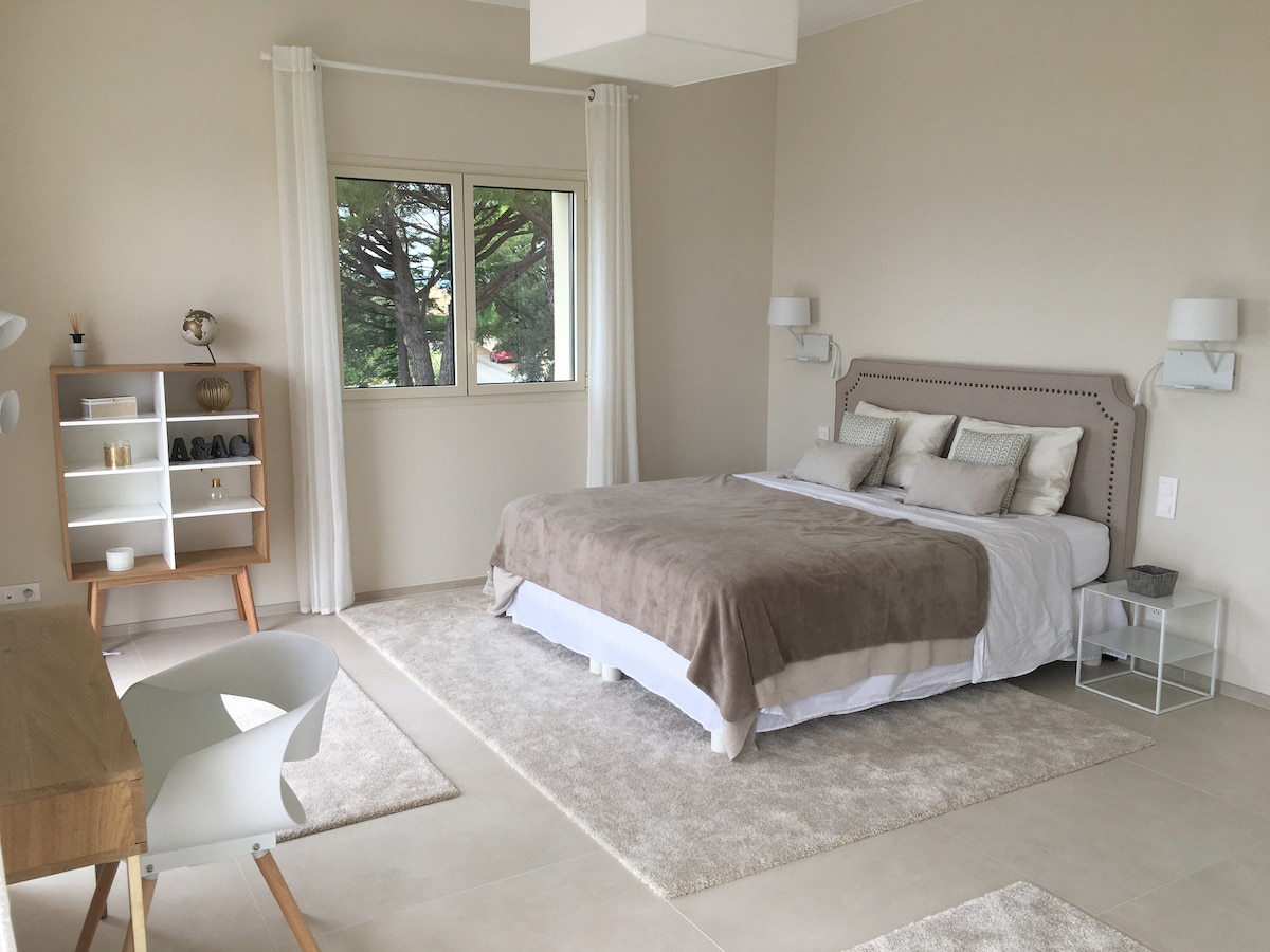 5号卧室（「灰褐色」）位于楼上。 
180厘米的床不是模块化的。
可应要求提供婴儿床。