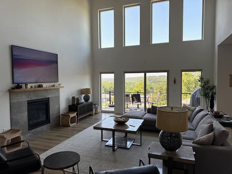 Over 3600 sqft house in gorgeous Decorah, Iowa!!