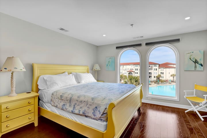 King bedroom overlooking the ocean and pools