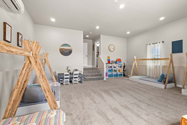 Fun bunk room with lots of toys for the kids. Recommend these beds for kids and not adults. This is a perfect space for additional air mattresses, etc. with En suite Full bathroom.