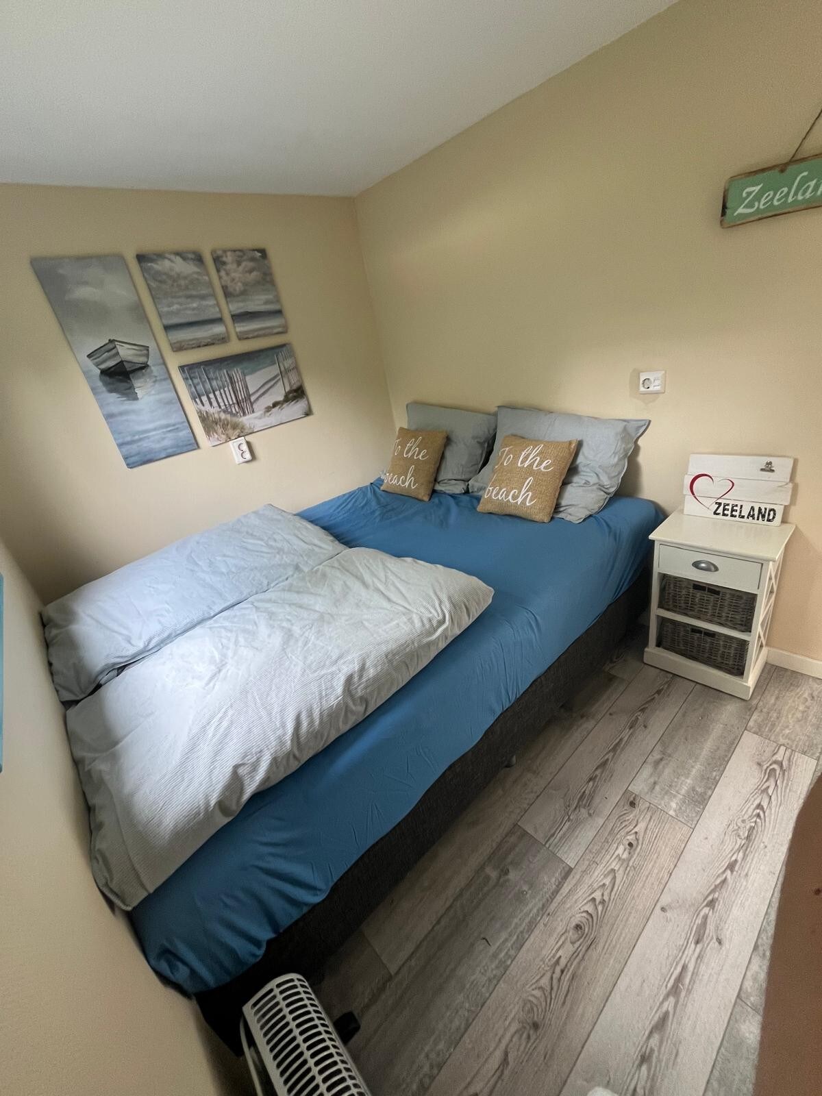 Disfruta de una gran noche de sueño en nuestro espacioso dormitorio con una lujosa cama doble de 160x200 cm. La cómoda cama y las mantas suaves garantizan la máxima relajación y una maravillosa noche de sueño.