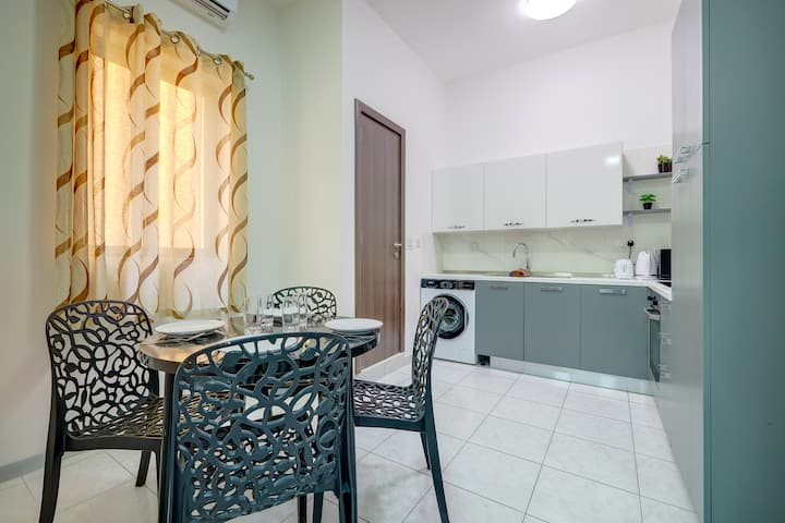 Cosy Apartment Steps From Sliema Promenade - Valletta