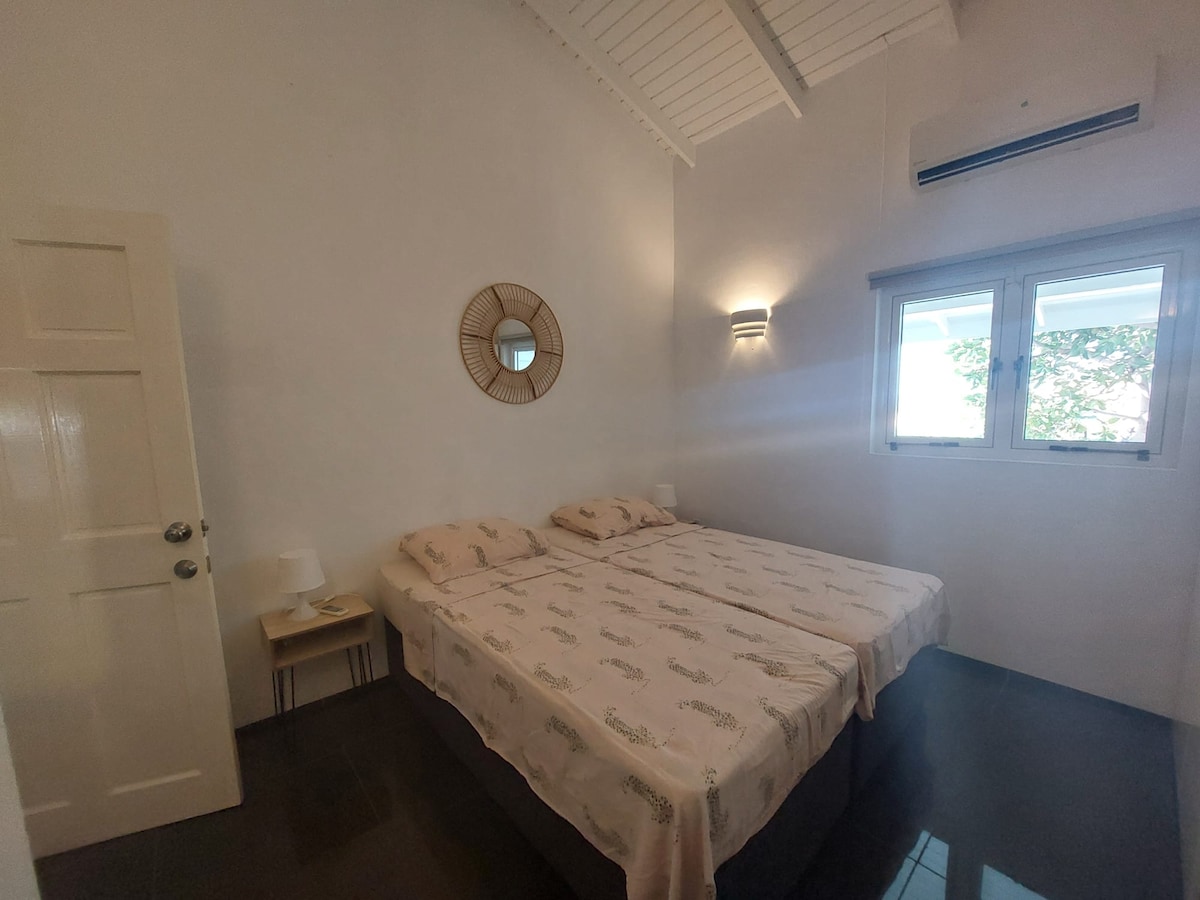 Troisième chambre avec deux lits à sommier avec armoire équipée et climatisation.