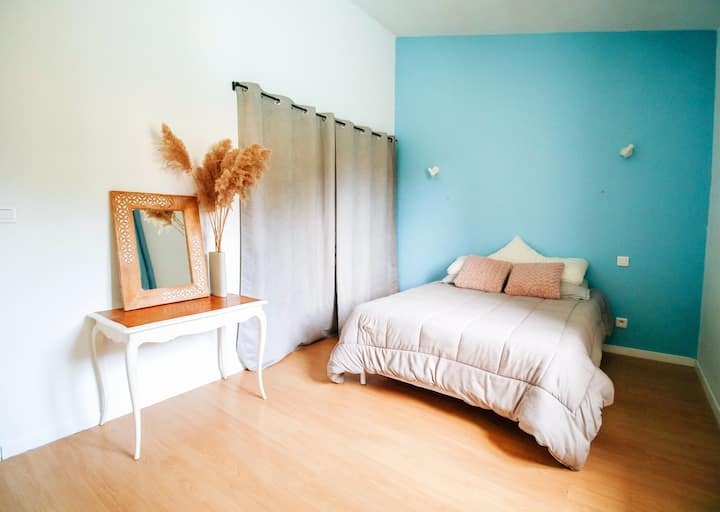 غرفة نوم بسرير 140 سم. إطلالة على حمام السباحة. 