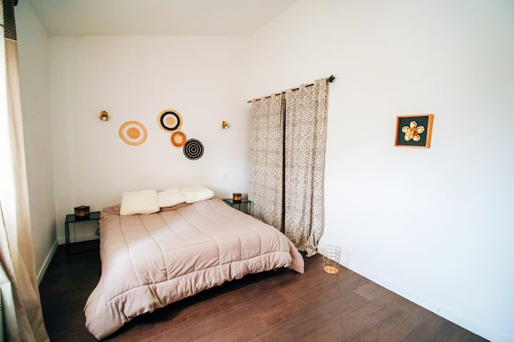 غرفة بسرير 160 سم. 
منظر لبلد فوركالكير. يمكنك رؤية العديد من بالونات الهواء الساخن، من مايو إلى أكتوبر، في الصباح الباكر. 