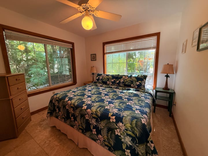 Спалня с голямо двойно легло в къща с черупки от кокосови орехи