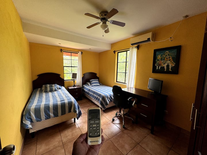 Capacidad para 2 personas 
Área de trabajo privada con WIFI FUERTE 
Ventilador de techo 
Armario para ropa 
Mucha luz natural 

*Cada dormitorio tiene su propio control remoto. Aire acondicionado. 

