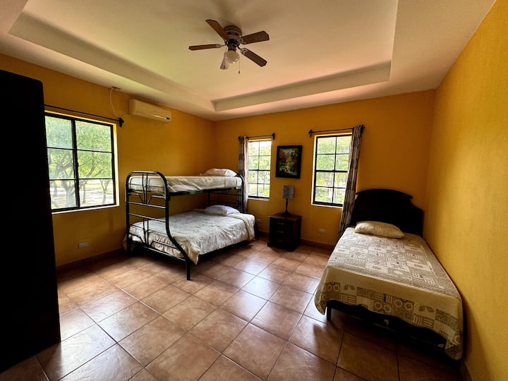 Habitación amplia y luminosa para 3 adultos o 4 niños