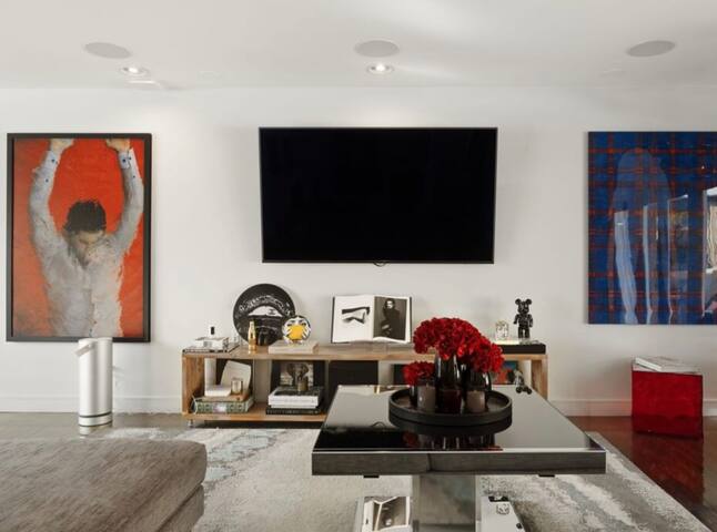 Ultra-Stylish Retreat in Iconic Hollywood Hills gallery image 2