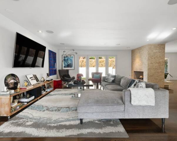 Ultra-Stylish Retreat in Iconic Hollywood Hills gallery image 3