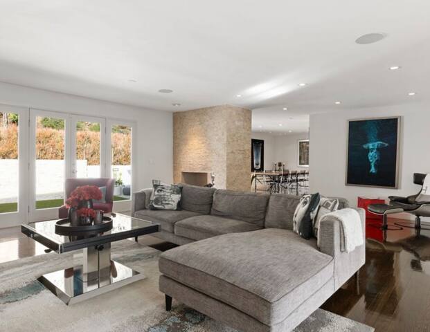 Ultra-Stylish Retreat in Iconic Hollywood Hills