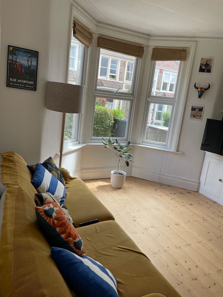 Beautifully Renovated 5 Bedroom House With Garden - Brístol