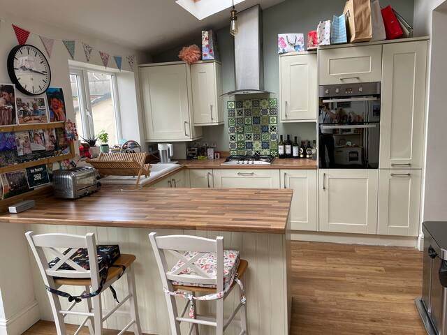 Beautifully renovated 5 bedroom house with garden gallery image 3